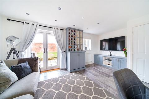 3 bedroom semi-detached house for sale - Wetherby Drive, Towcester, Northamptonshire, NN12