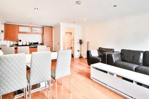 2 bedroom flat to rent, Coombe Road, New Malden