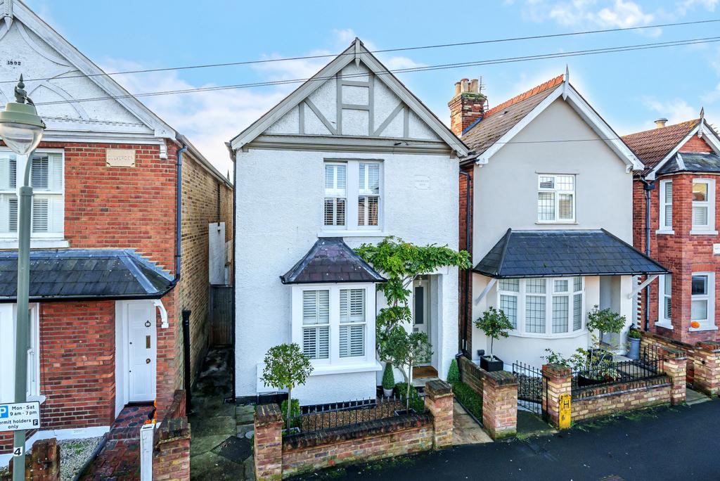 Oakdale Road, Weybridge, KT13 3 bed detached house for sale £950,000