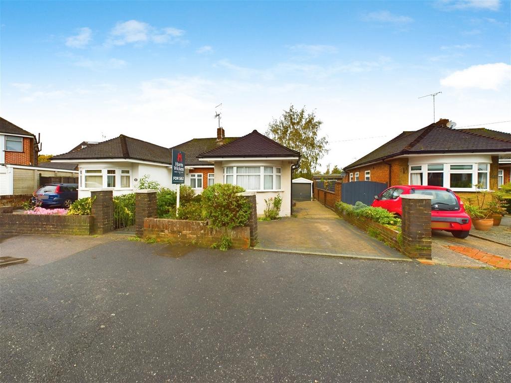 Vale Drive, Horsham RH12 2 bed semidetached bungalow for sale £400,000