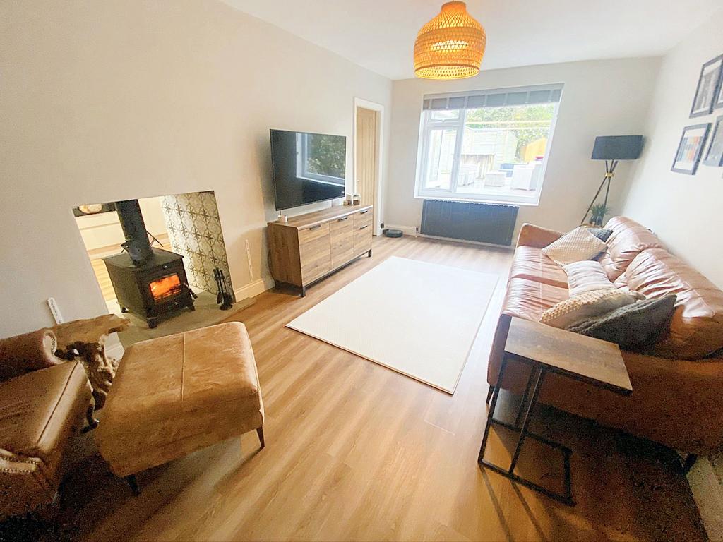 Weetslade Crescent, Dudley... 3 bed semidetached house £165,000