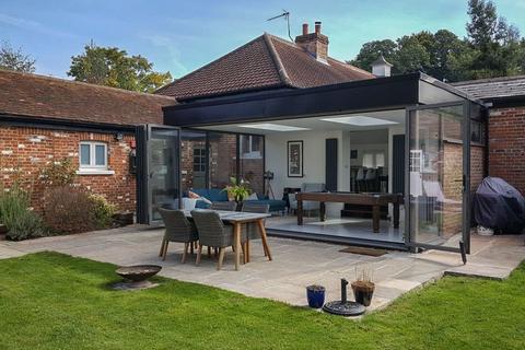 3 bedroom barn conversion for sale - Barwell Lane, Chessington, KT9