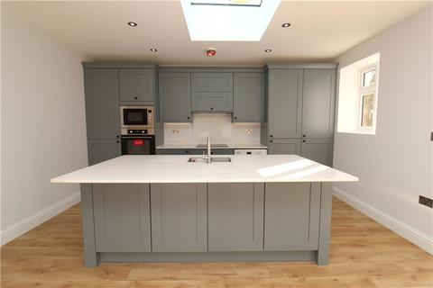 3 bedroom semi-detached house to rent, Petworth Road, London, N12