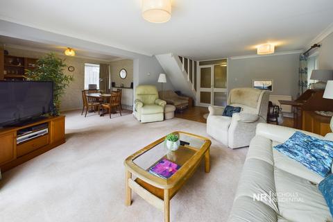 18 Hillcrest Close, Epsom, KT18 5JY