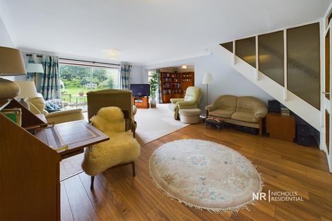18 Hillcrest Close, Epsom, KT18 5JY