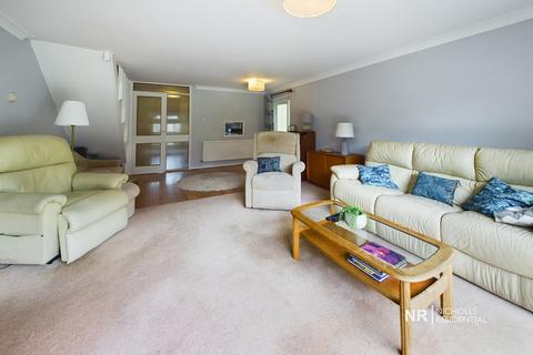 18 Hillcrest Close, Epsom, KT18 5JY