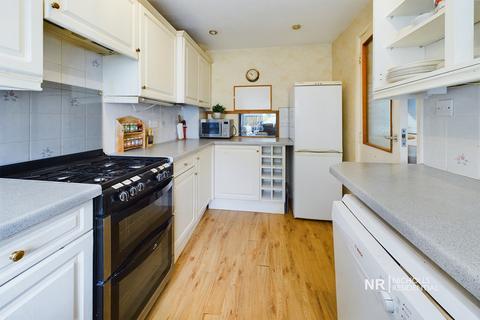18 Hillcrest Close, Epsom, KT18 5JY