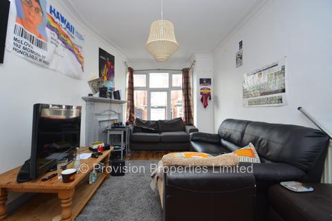 6 bedroom terraced house to rent, Manor Drive, Hyde Park LS6