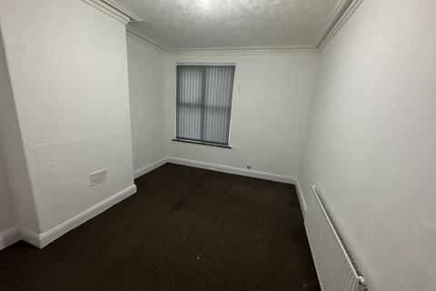 2 bedroom flat to rent, Plymouth Grove, Manchester, M13