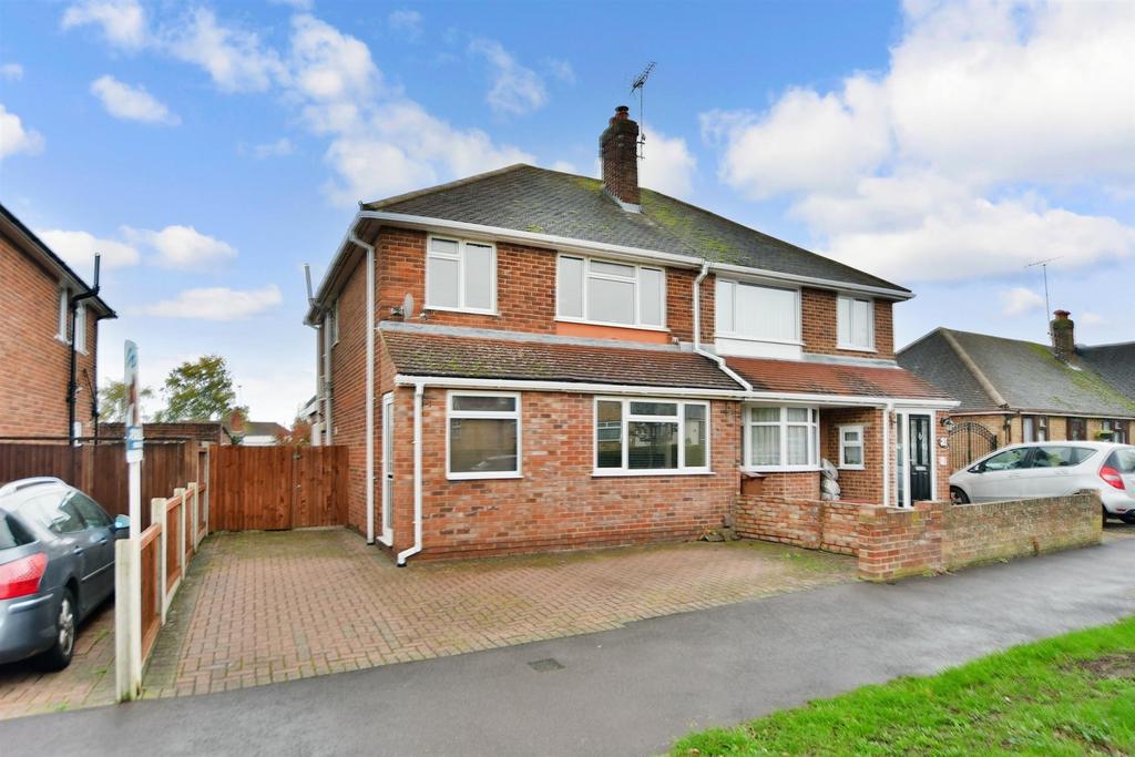 Childscroft Road, Rainham, Gillingham, Kent 3 bed semidetached house