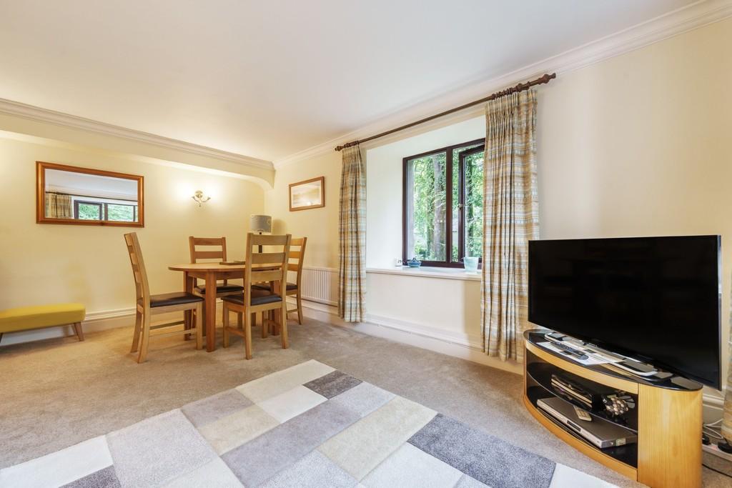 Sitting Room/Dining Area