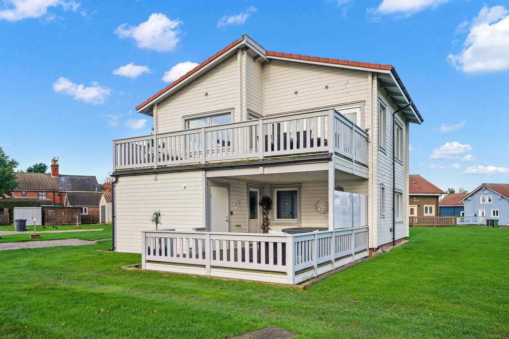Fairway Lakes Village, Fritton 3 bed detached house for sale £265,000