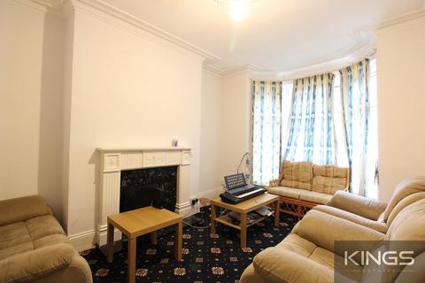 4 bedroom terraced house to rent, Highcliff Avenue, Southampton