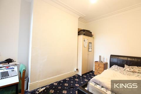 4 bedroom terraced house to rent, Highcliff Avenue, Southampton