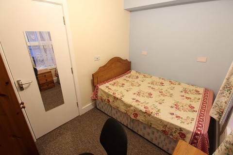 3 bedroom flat to rent, The Broadway