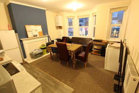 3 bedroom flat to rent, The Broadway