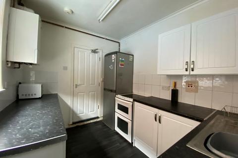 4 bedroom semi-detached house to rent, Livingstone Road, Southampton