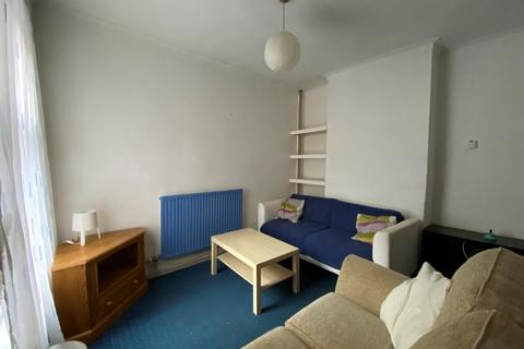 4 bedroom semi-detached house to rent, Livingstone Road, Southampton