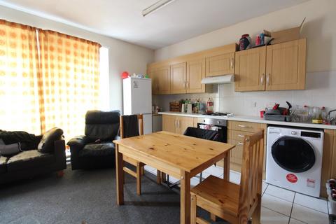 4 bedroom flat to rent, Portswood Road, Southampton