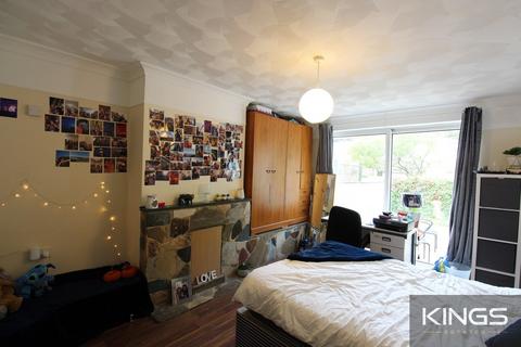 4 bedroom semi-detached house to rent, Grosvenor Road