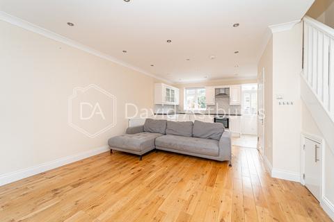 3 bedroom apartment to rent, Umfreville Road, Finsbury Park, London