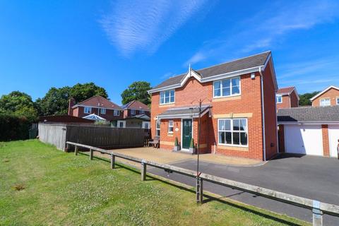 3 bedroom detached house to rent, Helvellyn Close, Blaydon