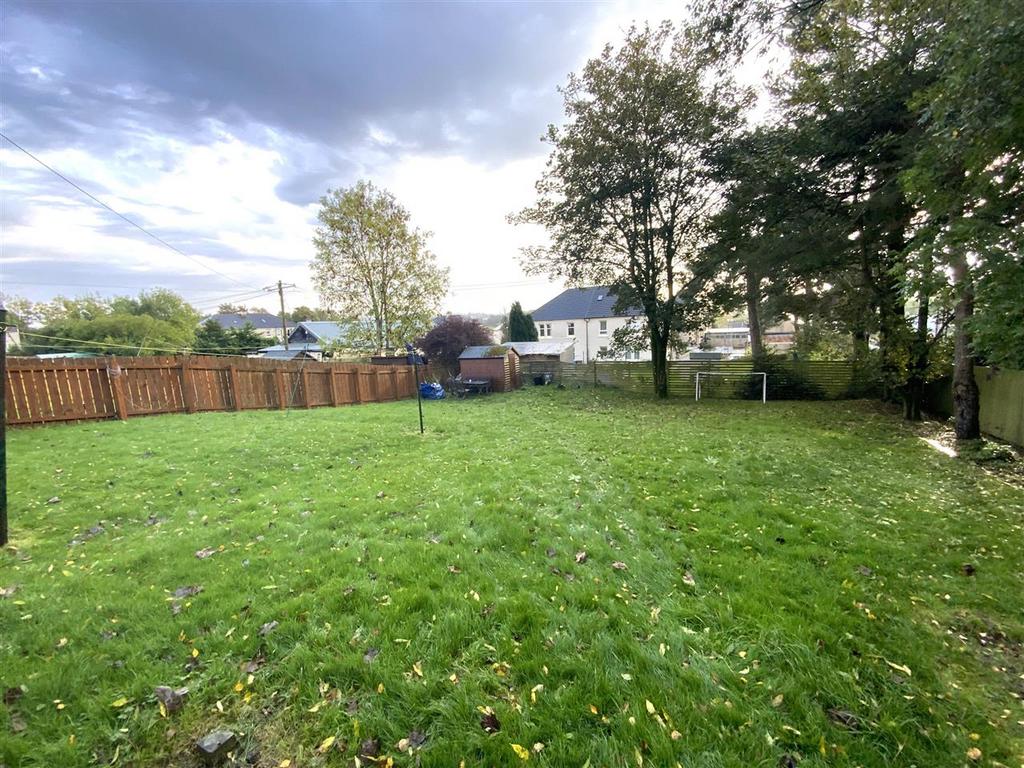 Birch Avenue, Busby, Glasgow 3 bed apartment £995 pcm (£230 pw)