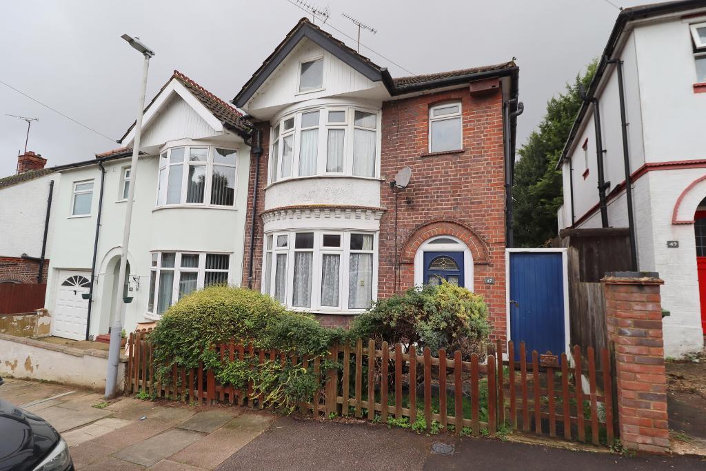 Talbot Road, Round Green, Luton, Bedfordshire, LU2 7RN 3 bed semi