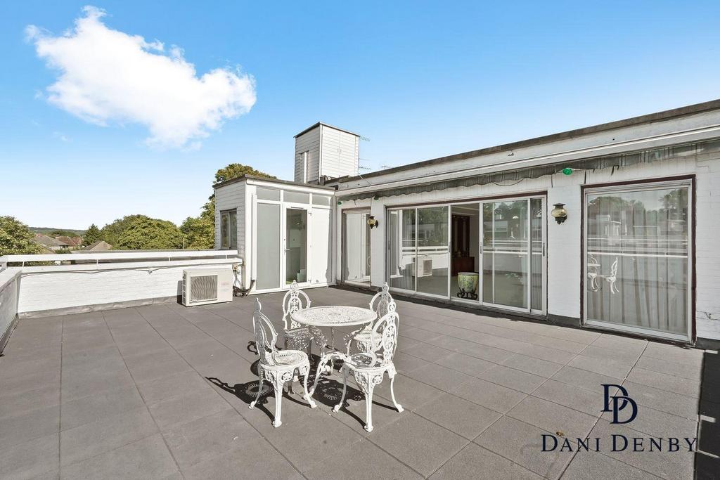 Stonegrove, Edgware HA8 3 bed flat for sale £675,000