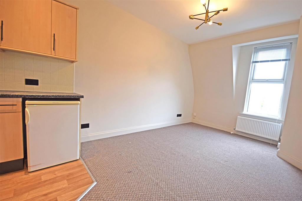 Heath Road, Twickenham 1 bed flat to rent £1,400 pcm (£323 pw)