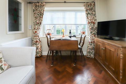 6 George Yard, Burford, OX18 4QN