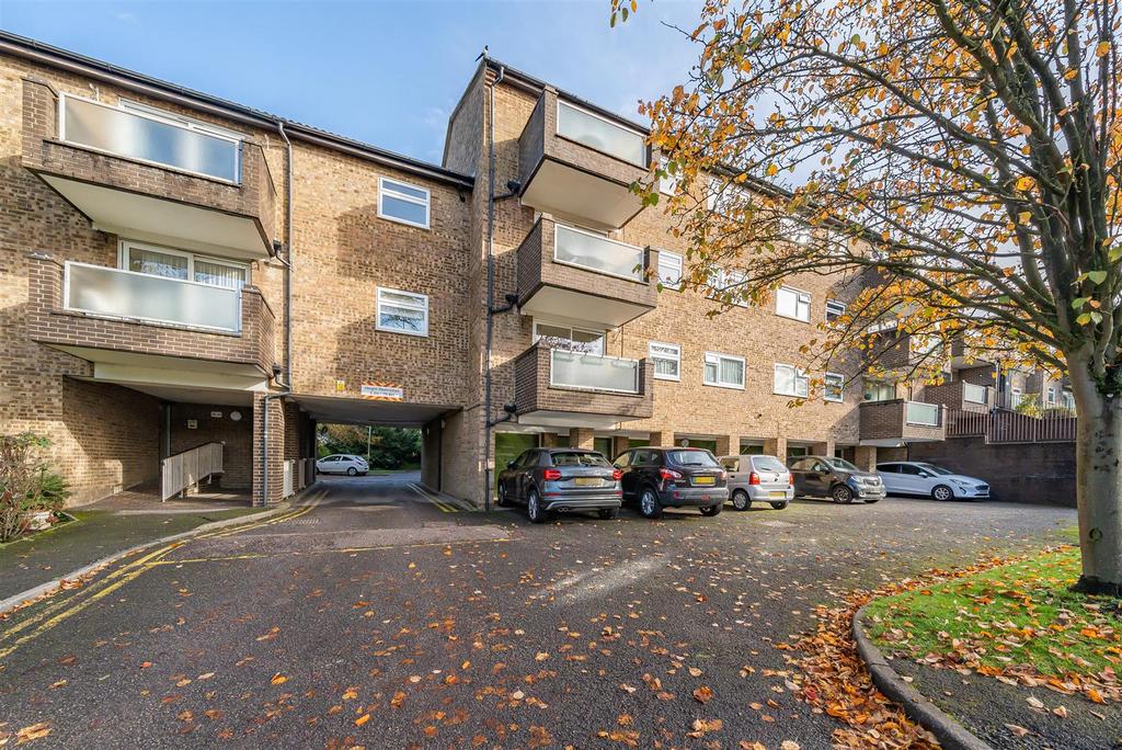 Steeplands, Bushey WD23 2 bed flat for sale £339,950