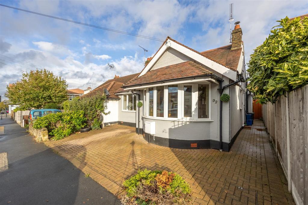 Cliffsea Grove, LeighOnSea 3 bed chalet for sale £495,000