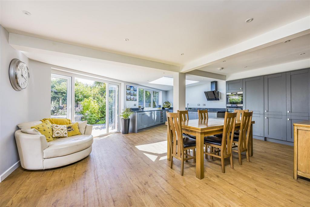 Fernhurst Close, Hayling Island PO11 4 bed detached house £610,000