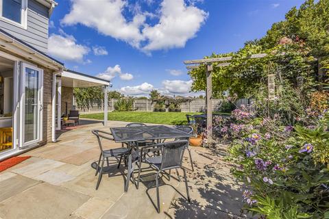 39 Fernhurst Close, Hayling Island, PO11 0DT