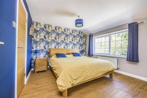 39 Fernhurst Close, Hayling Island, PO11 0DT