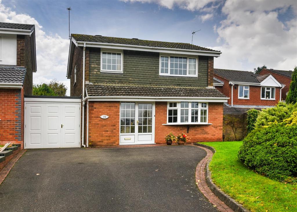 39 Bantock Gardens, Finchfield, Wolverhampton 3 bed link detached house