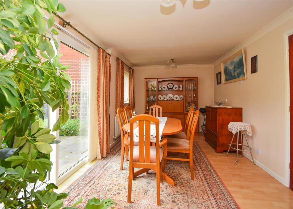 39 Bantock Gardens, Finchfield, Wolverhampton 3 bed link detached house