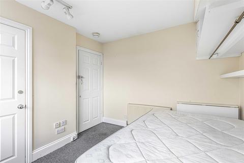 Studio to rent, Upper Richmond Road West, East Sheen, SW14