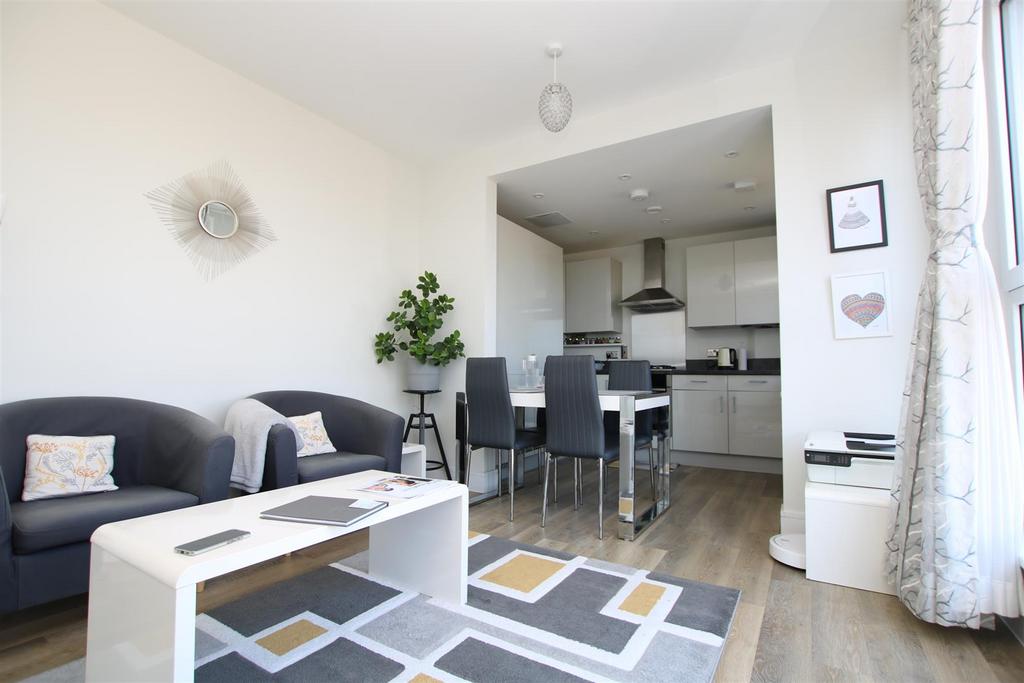 West Green Drive, Crawley 2 bed apartment for sale £225,000