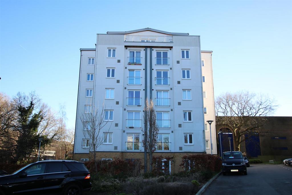 West Green Drive, Crawley 2 bed apartment for sale £225,000