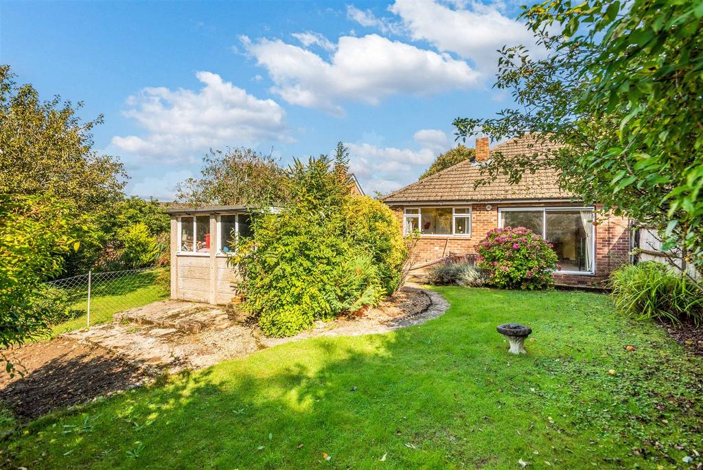 Brockway, Borough Green 2 bed semidetached bungalow for sale £400,000