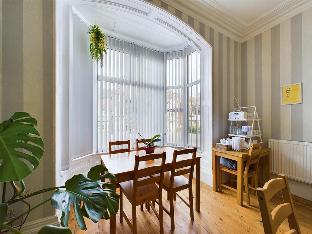 Dining room: