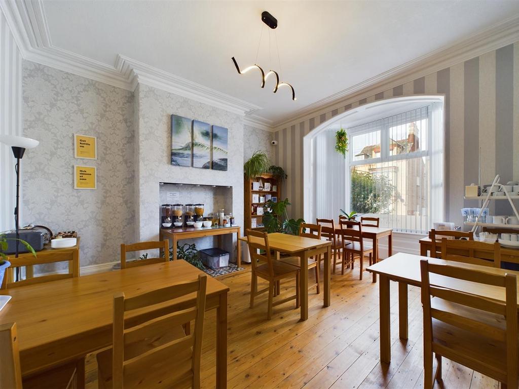 Dining room: