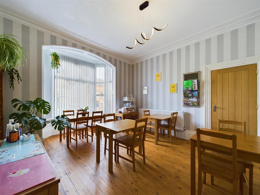 Dining room: