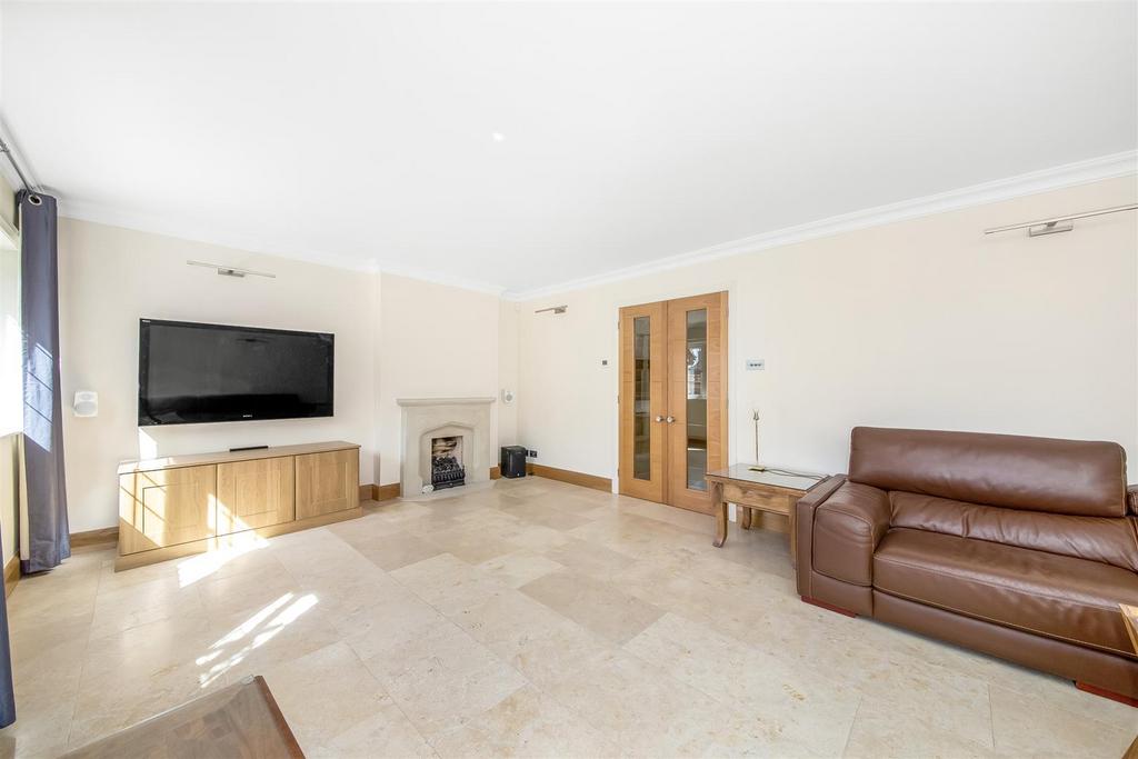 Elstree Hill, Bromley 3 bed bungalow £2,600 pcm (£600 pw)