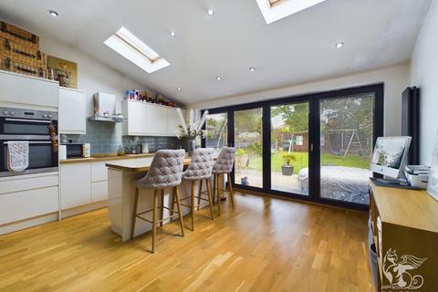 3 bedroom semi-detached house for sale - Blenheim Gardens, Aveley, South Ockendon