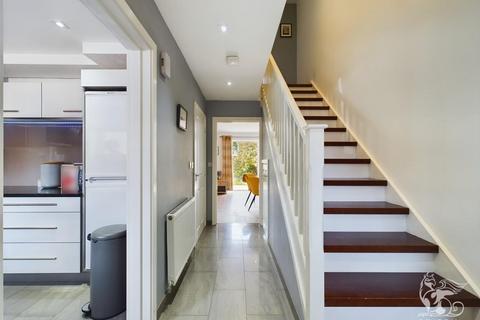 3 bedroom semi-detached house for sale - Anglia Way, South Ockendon