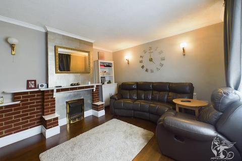3 bedroom semi-detached house for sale - Fulbrook Lane, South Ockendon