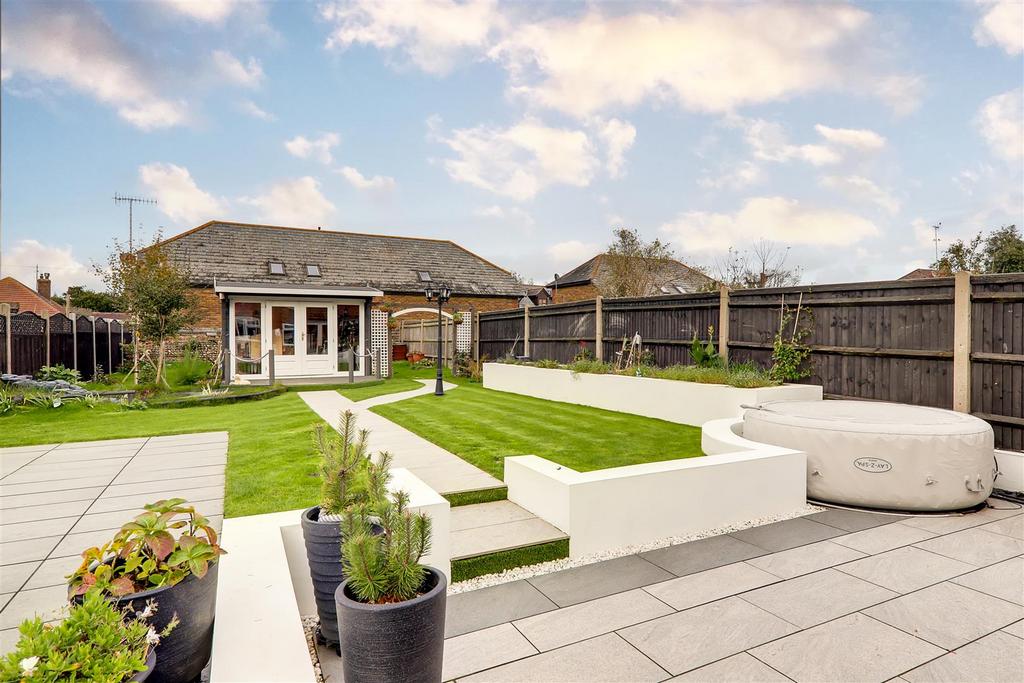 Lingfield Close, Worthing 2 bed semidetached house for sale £480,000